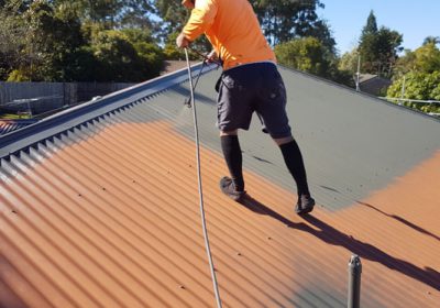 Jak zadbać o skuteczne malowanie dachu?